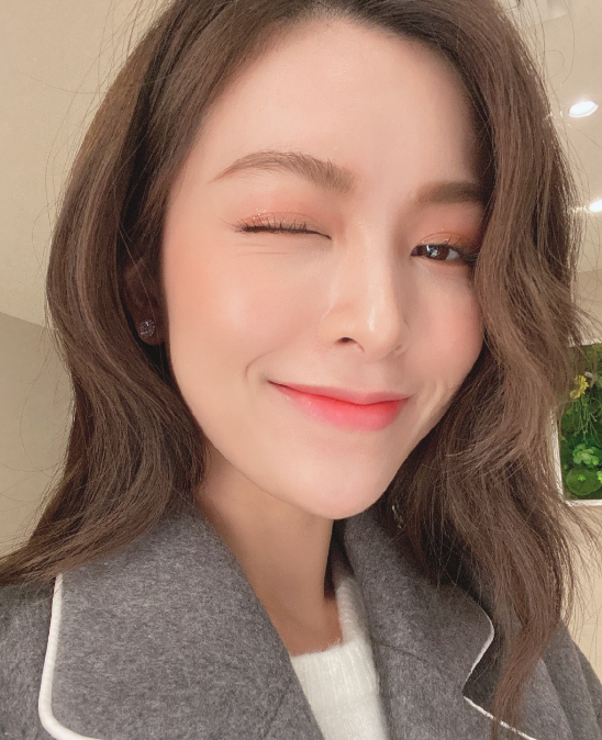 “掃樓”宣傳新電影，身材依舊曼妙！文詠珊名字打分，解析