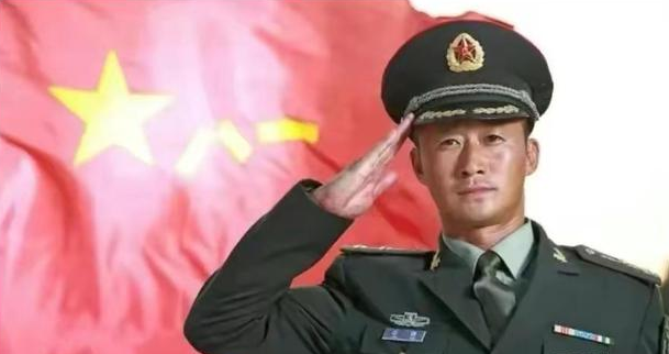 吳京曬軍裝照片遭大V質疑？吳京名字打分，解析