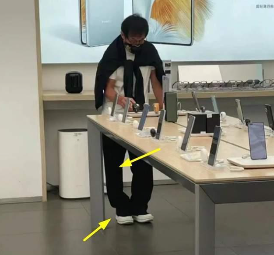 成龍買華為手機被網友偶遇，成龍名字打分，解析