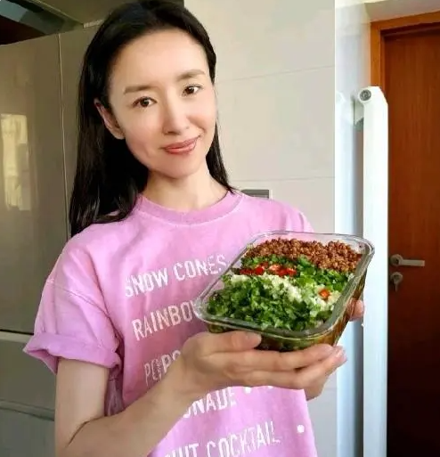 董潔曬東北特色菜，董潔名字打分，解析