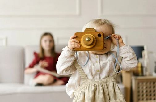 一名字，一詩詞，一乾坤。“腹有詩書氣自華”，名字是伴隨人一生的印記，若能從千古詩詞中采擷靈感，便如同給生命刻下了一道書香烙印。今天給大家分享取自詩詞名句里的男孩女孩名，滿是書香氣質，獨特好記!  取自詩詞名句里的男孩女孩名  枕書?  出處：陸游《題老學庵壁》“太平民樂無愁嘆，衰老形枯少睡眠。喚得南村跛童子，煎茶掃地亦隨緣。” 引申自 “枕經籍書” 的治學之道，暗合陸游 “讀書有味身忘老” 的詩意。?  解析：“枕書” 二字自帶 “與書為伴” 的清雅，避開 “書翰”“書恒” 等常見組合，讀音平緩有書卷氣。寓意孩子以書為友，學識淵博且心性沉靜，自帶文人風骨，獨特又耐品。?  時珩?  出處：屈原《九章?懷沙》“懷瑾握瑜兮，窮不知所示”，“珩” 為古玉器，與 “瑾瑜” 同源卻更小眾。?  解析：“時” 指時序流轉、把握當下，“珩” 指玉飾，象征君子之德。名字平仄相間(陽平 + 陽平)，讀音響亮不拗口，既藏 “懷玉之德” 的品性，又含 “惜時奮進” 的志向，避開 “瑾瑜”“景瑜” 等高頻名，獨特性拉滿。?  清川?  出處：王維《歸嵩山作》“清川帶長薄，車馬去閑閑”?  解析：“清川” 是 “清澈河流” 的詩意寫照，比 “海川”“澤川” 更顯空靈?！扒濉?是品性純粹，“川” 是胸懷開闊，名字自帶 “流水潺潺” 的靜謐感，寓意孩子如清川般通透豁達，行事從容不迫，小眾且有畫面感。?  景湛?  出處：謝朓《晚登三山還望京邑》“余霞散成綺，澄江凈如練”，“湛” 取 “澄湛” 之意，比 “澄” 更古雅。?  解析：“景” 是光影流轉，“湛” 是清澈深邃，二字組合自帶 “江天一色” 的開闊意境。名字避開 “景澄”“景明” 等常見款，讀音沉穩有力，寓意孩子心胸如澄江般開闊，品性如秋水般澄澈，小眾而有格調。?  星遙?  出處：張九齡《望月懷遠》“海上生明月，天涯共此時”，引申自 “星漢迢迢” 的詩意。?  解析：“星” 是夜空璀璨，“遙” 是心懷遠方，名字自帶 “逐星而行” 的浪漫與志向。比 “星宇”“星澤” 更顯靈動，讀音輕快不厚重，寓意孩子目光長遠，心懷星辰大海，既有追夢的勇氣，又有獨特的浪漫氣質。  松筠(sōng yún)：取自杜甫《贈王判官》“未負幽人趣，兼全直士風。隱居欲就廬山遠，麗藻初逢休上人”，松與竹象征堅韌不拔、高潔正直的品格。  亦誠(yì chéng)：出自《中庸》“誠者，天之道也;誠之者，人之道也”，寓意待人真誠，堅守本心，擁有純粹坦蕩的品格。  澤川(zé chuān)：取自《易經·系辭》“鼓之以雷霆，潤之以風雨”，澤指恩澤，川指江河，寓意心懷仁厚，福澤深厚，氣度如江河般寬廣  時珩(shí héng)：出自劉禹錫《陋室銘》“無絲竹之亂耳，無案牘之勞形”，珩為古玉器，時指時光，寓意惜時奮進，如美玉般品德高尚、溫潤堅韌。  慕遠(mù yuǎn)：取自諸葛亮《誡子書》“非淡泊無以明志，非寧靜無以致遠”，慕指向往，遠指遠方，寓意心懷志向，追求高遠理想，不懈奮斗。  二、詩意女孩名：含草木靈秀，藏溫婉才情(冷門有韻味)?  清芷(qīng zhǐ)：源于《楚辭·九歌·湘夫人》“沅有芷兮澧有蘭，思公子兮未敢言”，芷為香草，寓意品性高潔，氣質清新脫俗，不染塵俗。  念昔(niàn xī)：取自陶淵明《歸園田居》“暖暖遠人村，依依墟里煙”，念指心念，昔指美好往昔，寓意心懷感恩，珍惜生活中的點滴美好。  青衿(qīng jīn)：出自《詩經·鄭風·子衿》“青青子衿，悠悠我心”，青衿為古代學子服飾，寓意熱愛詩書，才情內斂，氣質文雅。  知柳(zhī liǔ)：取自賀知章《詠柳》“碧玉妝成一樹高，萬條垂下綠絲絳”，知指知曉，柳指楊柳，寓意如楊柳般靈動溫婉，心思細膩聰慧，氣質清新脫俗。  夢澤(mèng zé)：出自孟浩然《望洞庭湖贈張丞相》“氣蒸云夢澤，波撼岳陽城”，夢指夢境，澤指水澤，寓意如云夢澤般空靈夢幻，氣質溫婉大氣，心懷廣闊。  汀蘭?  出處：范仲淹《岳陽樓記》“岸芷汀蘭，郁郁青青”?  解析：“汀” 是水邊平地，“蘭” 是香草，二字組合勾勒出 “水邊蘭草” 的清雅畫面。避開 “蘭馨”“芷蘭” 等常見名，讀音輕柔婉轉(陰平 + 陽平)，自帶 “蘭芷之香” 的溫婉。寓意孩子如汀蘭般清雅脫俗，品性高潔，小眾卻過目不忘。?  芷兮?  出處：屈原《九歌?湘夫人》“沅有芷兮澧有蘭，思公子兮未敢言”?  解析：“芷” 是香草，“兮” 是古典語氣助詞，比 “芷涵”“芷瑤” 更具詩詞韻律感。名字讀音柔美動聽(上聲 + 陰平)，自帶 “楚辭” 的典雅韻味，既藏 “香草美人” 的溫婉，又含 “不與俗同” 的獨特，小眾且有辨識度。  好啦，關于【取自詩詞名句里的男孩女孩名，滿是書香氣質，獨特好記!】相關內容分享就到這了，若需結合五行、生肖進一步定制，或想補充更多風格的名字，不要忘記收藏+關注名字網(mingziwang.cn)哦。